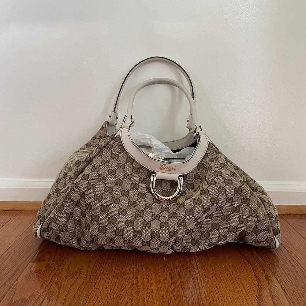 Gucci medium size handbag. Rarity, prestige and status symbol is the Gucci brand